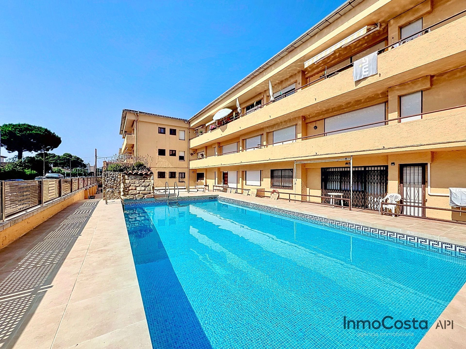 Piscina de Apartament en venda en L'Estartit amb Aire condicionat, Calefacció i Terrassa
