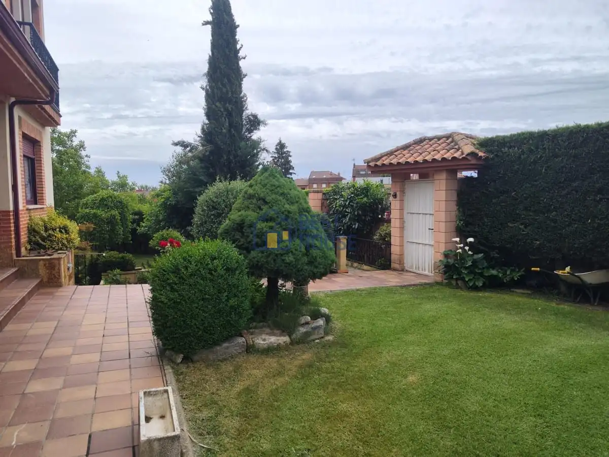 Jardí de Casa o xalet en venda en San Andrés del Rabanedo amb Calefacció, Jardí privat i Parquet