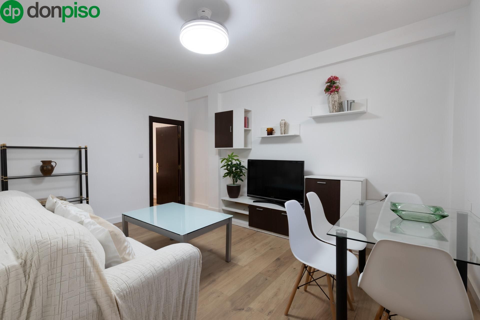 Living room of Flat for sale in  Granada Capital