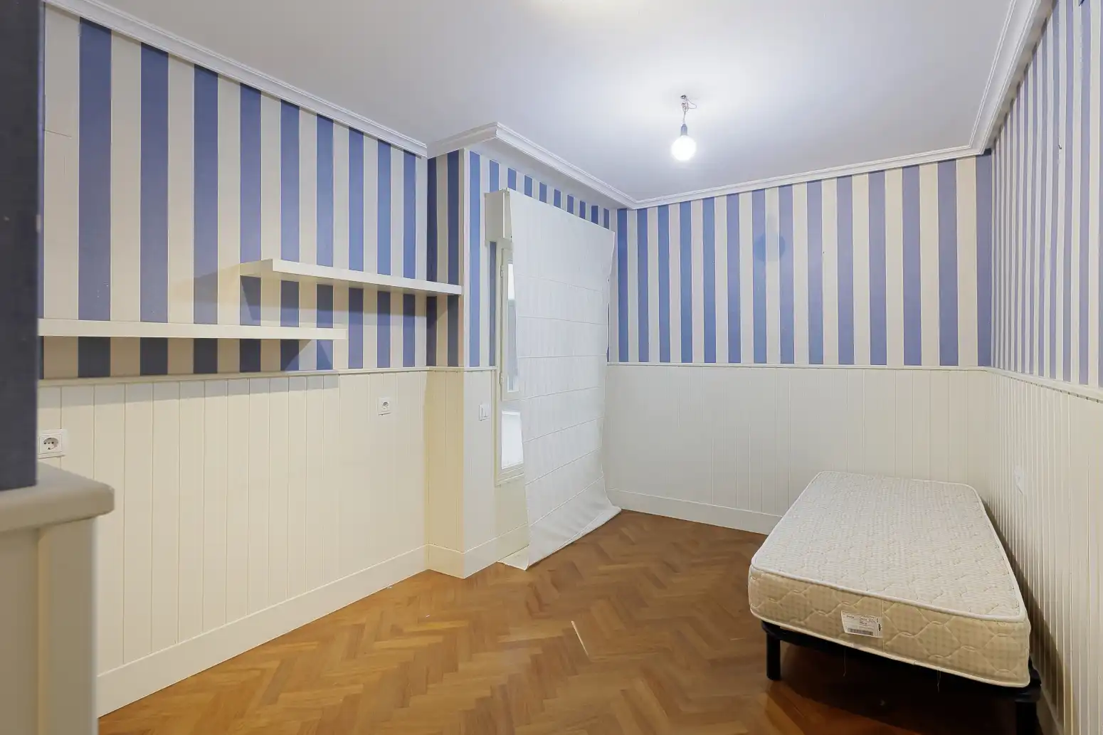 Dormitori de Pis en venda en Oviedo  amb Calefacció, Parquet i Traster