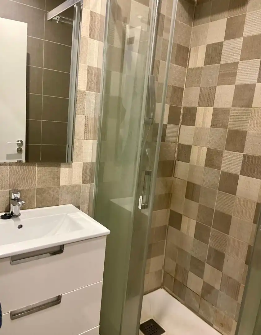Badezimmer von Wohnung zum Verkauf in Barcelona mit Klimaanlage, Parkett und Balkon