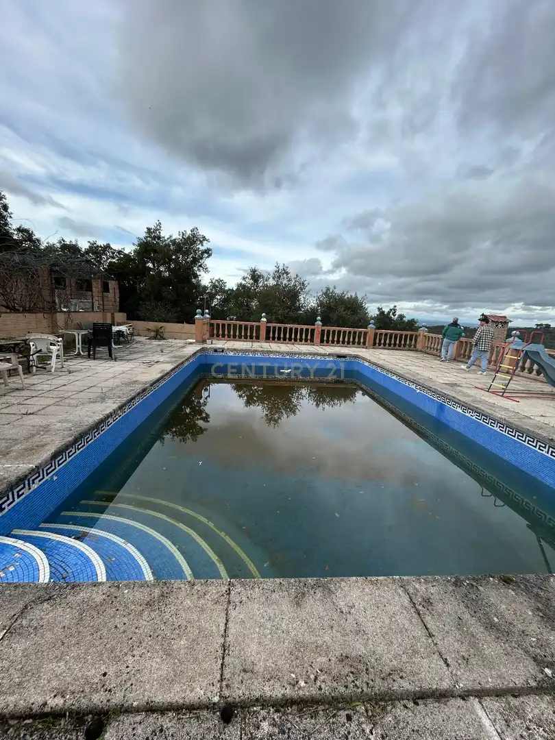 Piscina de Casa o xalet en venda en Cáceres amb Jardí privat i Piscina