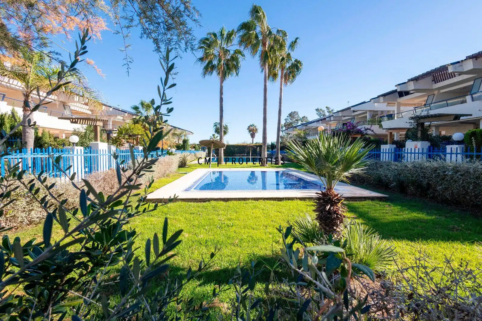 Piscina de Casa adosada en venda en Sagunto / Sagunt amb Aire condicionat, Calefacció i Terrassa