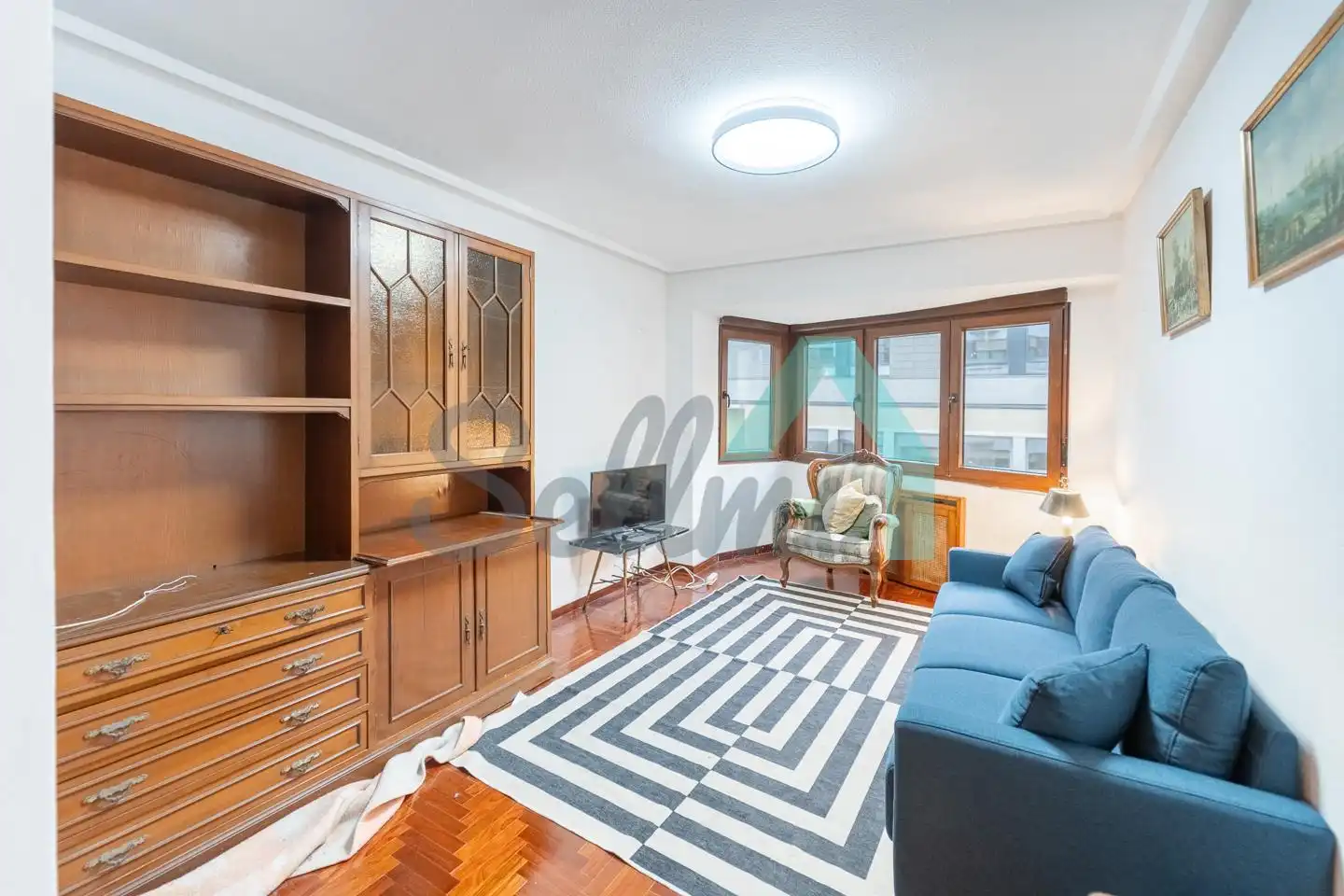 Sala d'estar de Pis de lloguer en Gijón  amb Calefacció, Parquet i Moblat