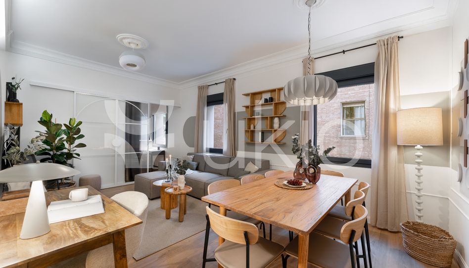 Apartamento de alquiler en Paseo de la Reina Cristina, Jerónimos - Imagen 2