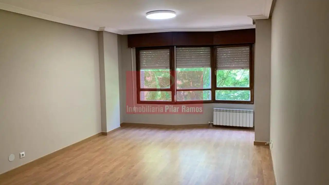 Piso en venta en León Capital  con Calefacción, Parquet y Trastero