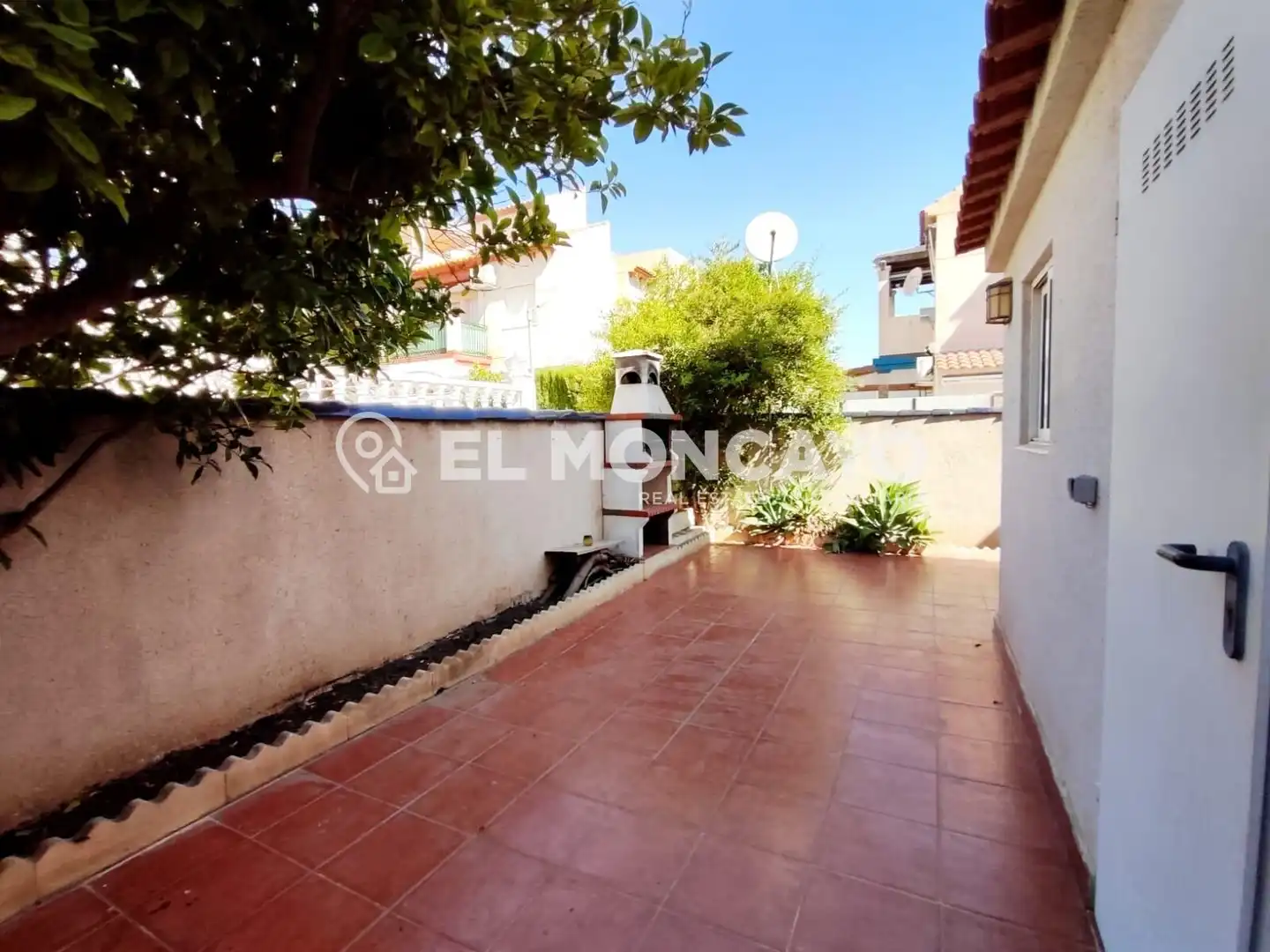 Vista exterior de Casa o xalet en venda en Orihuela amb Aire condicionat, Calefacció i Jardí privat
