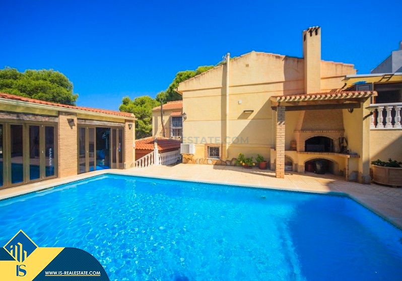 Vista exterior de Casa o xalet en venda en Torrevieja amb Terrassa, Piscina i Moblat