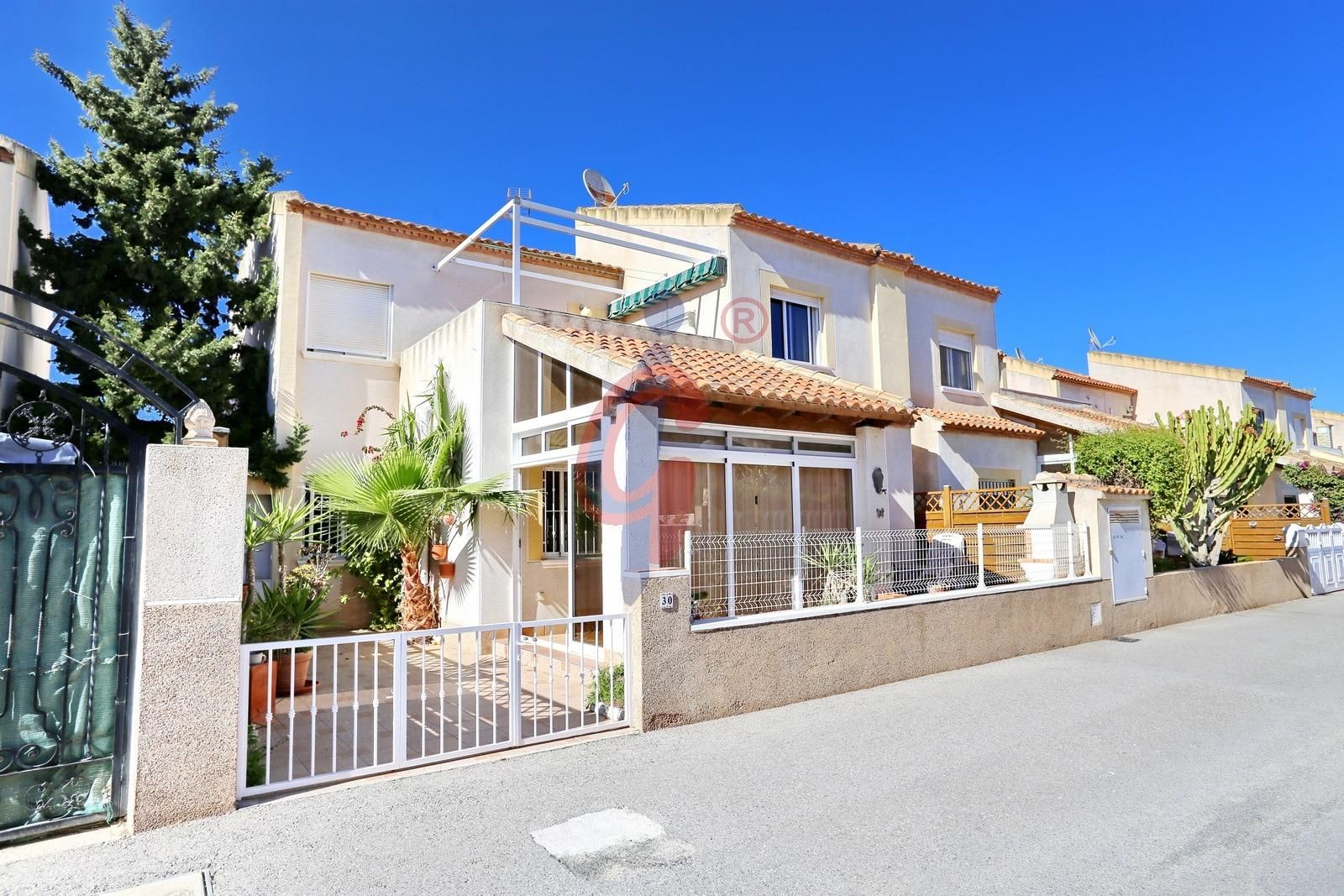 Vista exterior de Dúplex en venda en Guardamar del Segura amb Calefacció, Jardí privat i Terrassa
