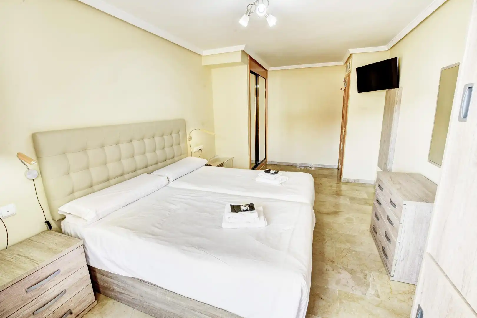 Dormitori de Apartament en venda en Benalmádena amb Aire condicionat, Terrassa i Piscina comunitària
