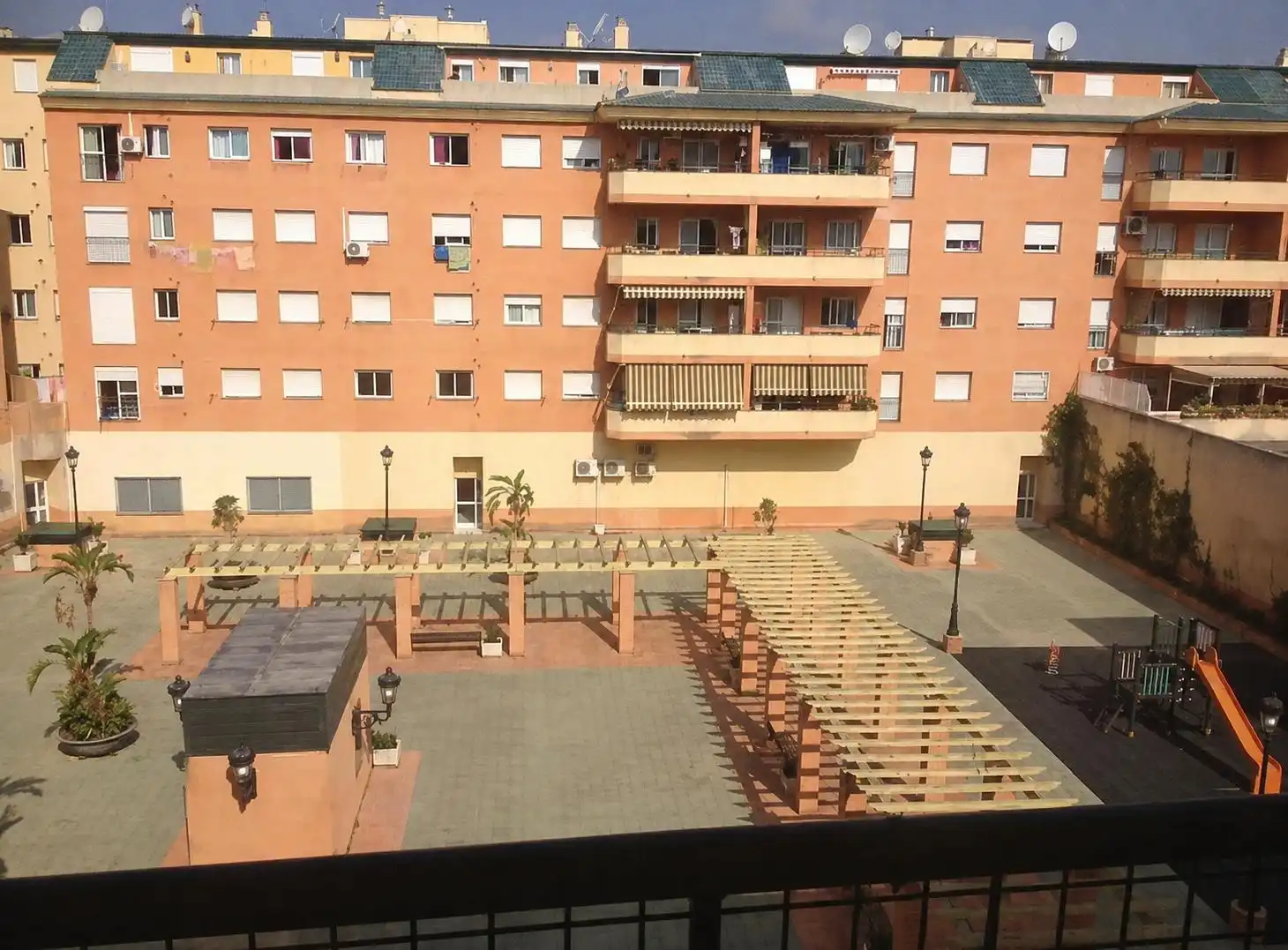 Vista exterior de Piso en venta en Manilva con Terraza, Trastero y Horno