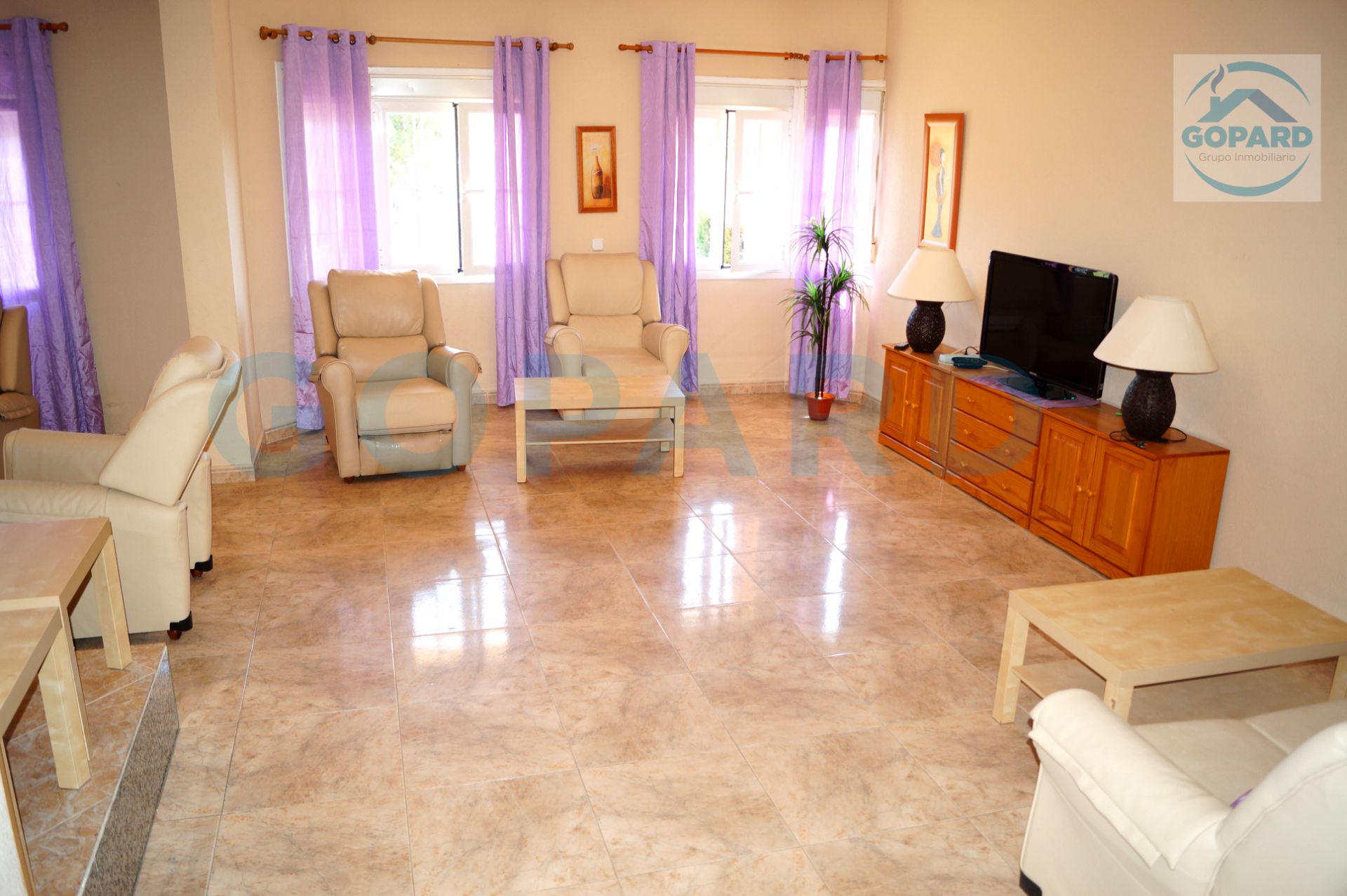 Sala d'estar de Casa adosada de lloguer en Villanueva de la Cañada amb Aire condicionat, Calefacció i Jardí privat