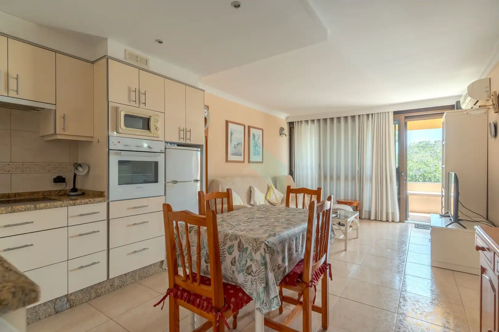 Menjador de Apartament en venda en Arona amb Aire condicionat, Terrassa i Moblat