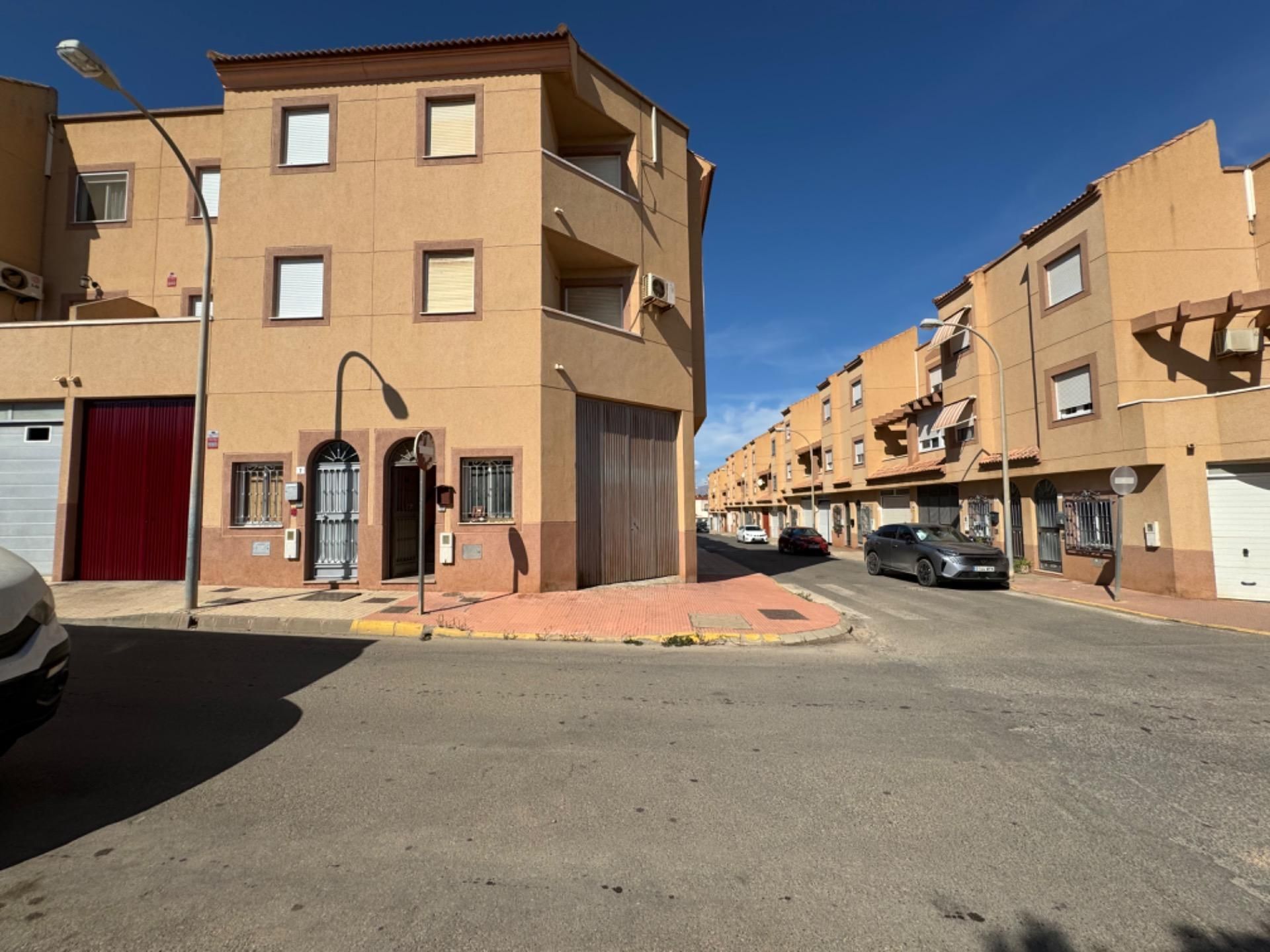 Vista exterior de Casa o xalet en venda en El Ejido amb Terrassa, Traster i Balcó