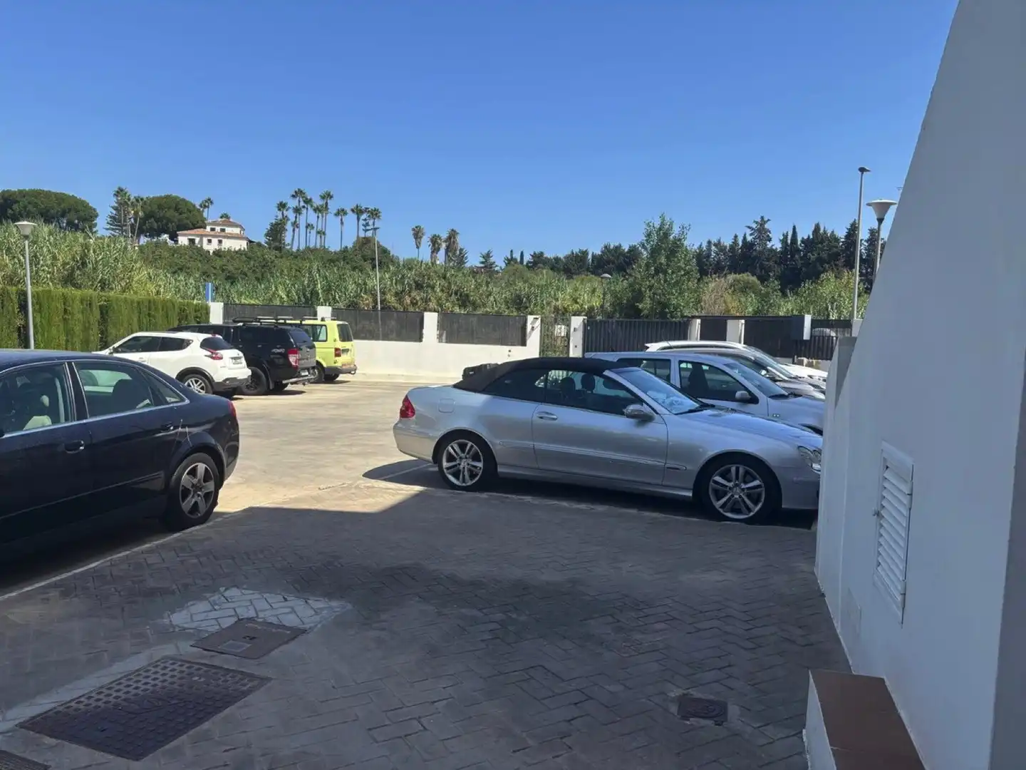 Parkplatz von Einfamilien-Reihenhaus zum Verkauf in Estepona mit Klimaanlage, Terrasse und Schwimmbad