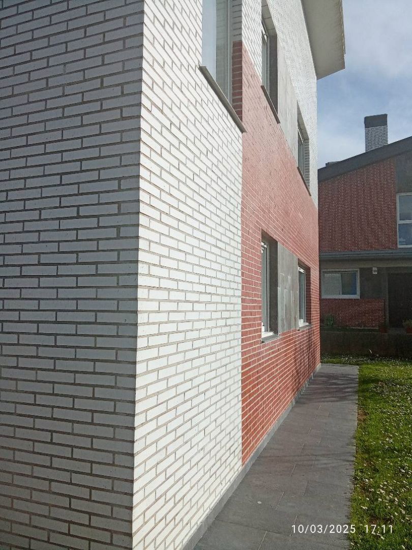 Vista exterior de Casa o xalet en venda en Santa Cruz de Bezana amb Calefacció, Jardí privat i Parquet