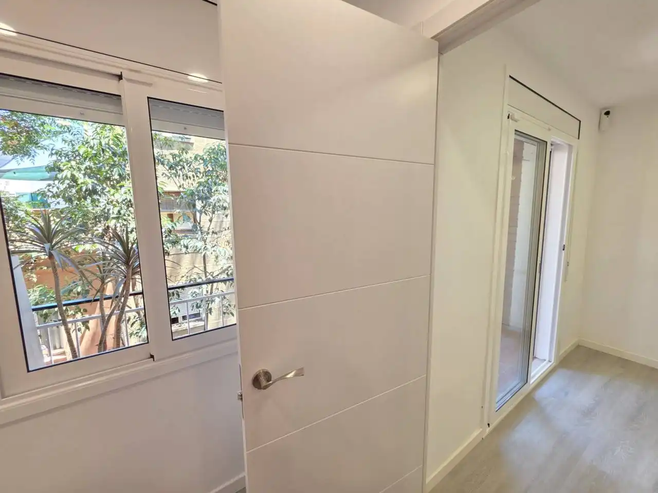 Wohnung zum Verkauf in Barcelona mit Klimaanlage, Parkett und Terrasse