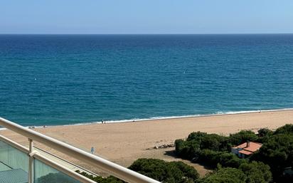 Vista exterior de Àtic en venda en Malgrat de Mar amb Aire condicionat, Terrassa i Balcó