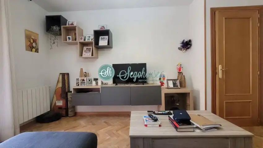Sala d'estar de Casa o xalet en venda en Segovia amb Calefacció, Parquet i Terrassa