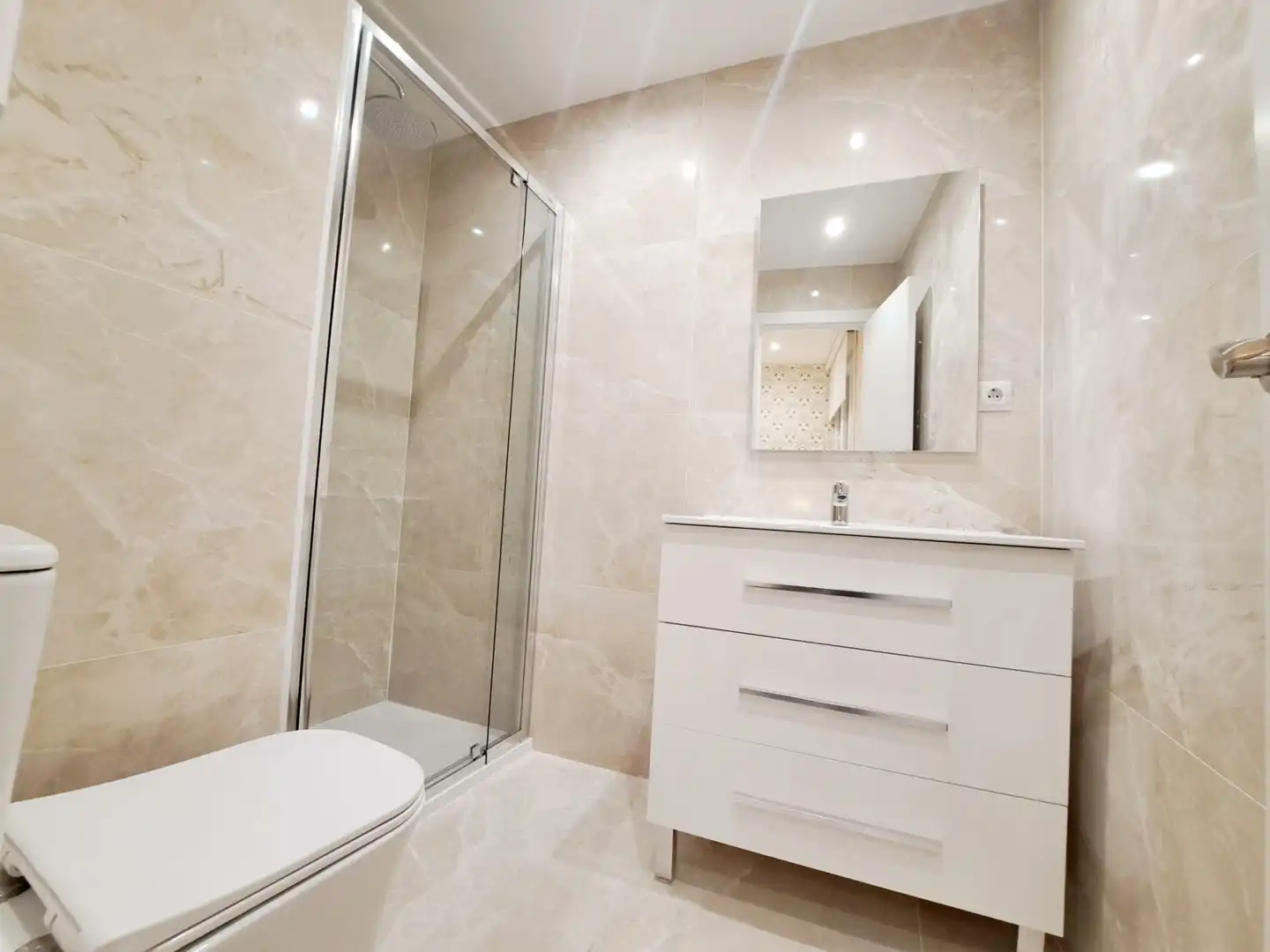 Badezimmer von Wohnung zum Verkauf in Madrid mit Klimaanlage, Heizung und Parkett