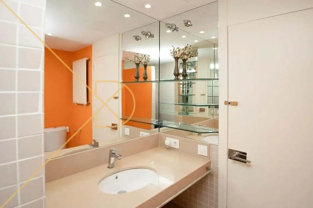 Badezimmer von Wohnung zum Verkauf in Barcelona mit Parkett