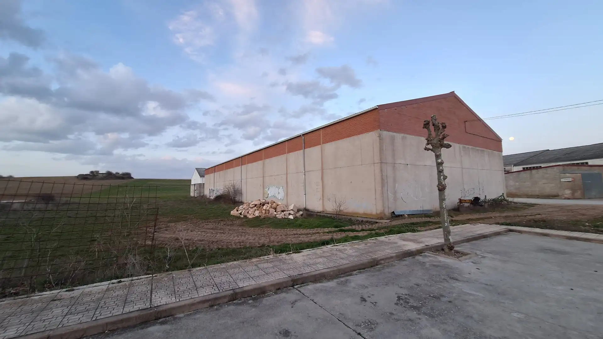 Vista exterior de Nave industrial en venta en Ibeas de Juarros