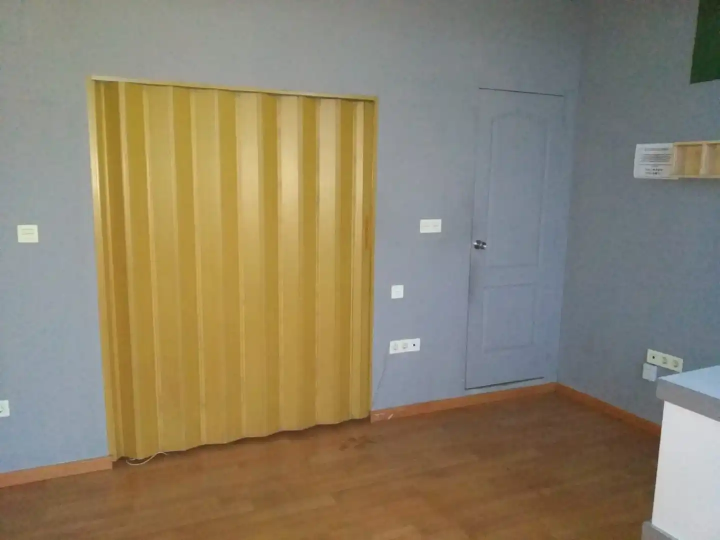 Habitación de Local de alquiler en Granada con Parquet