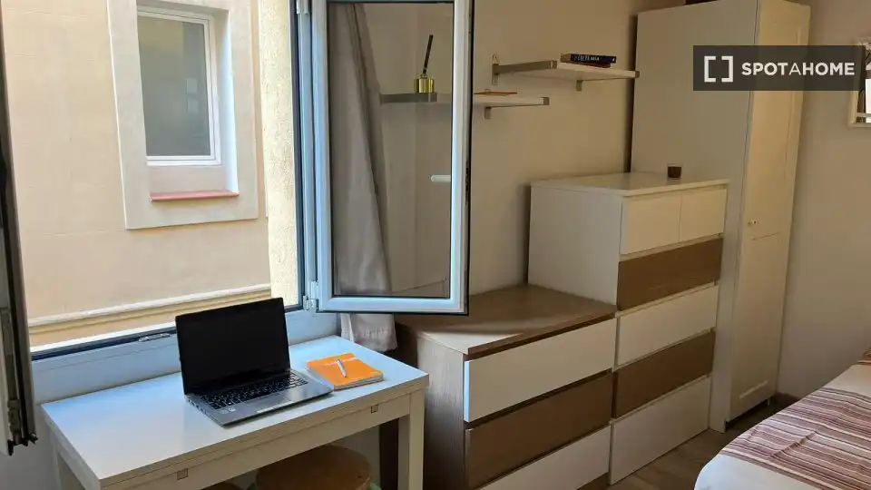 Habitació a Sant Pere, Sta. Caterina i la Ribera