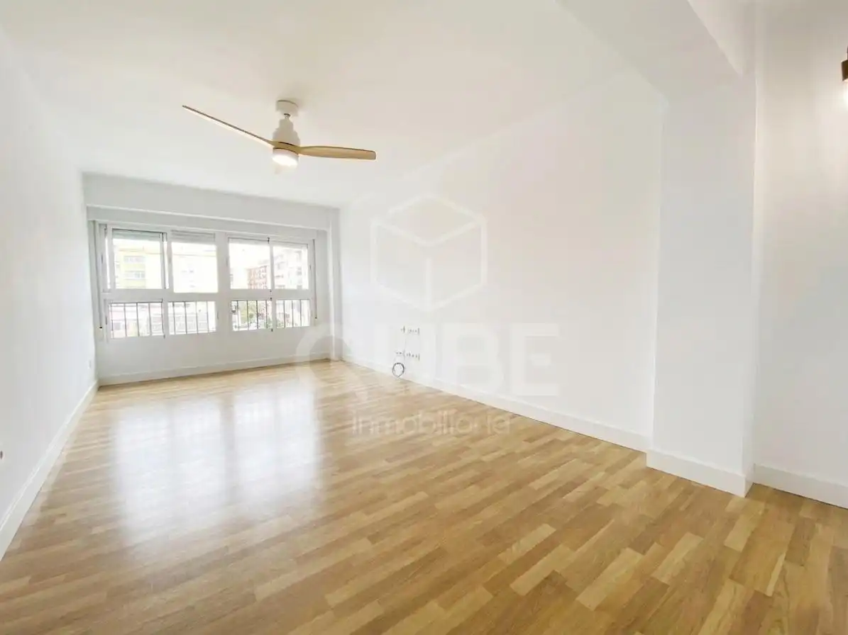 Piso con ascensor en venta en Pasaje Paseo de los Tilos