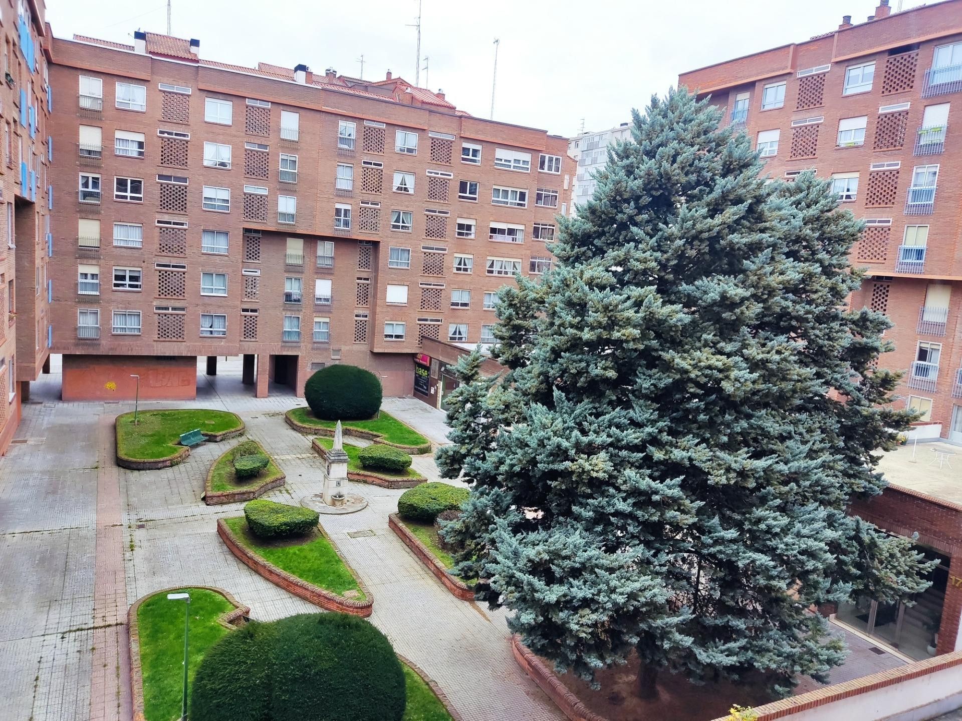 Vista exterior de Piso en venta en Burgos Capital con Calefacción, Parquet y Terraza