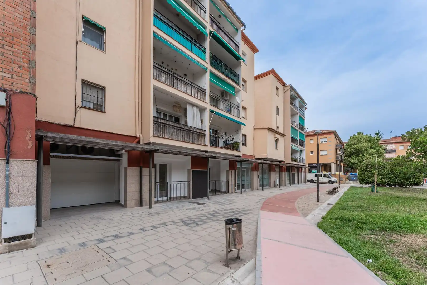 Außenansicht von Erdgeschoss zum Verkauf in Montmeló mit Heizung und Balkon