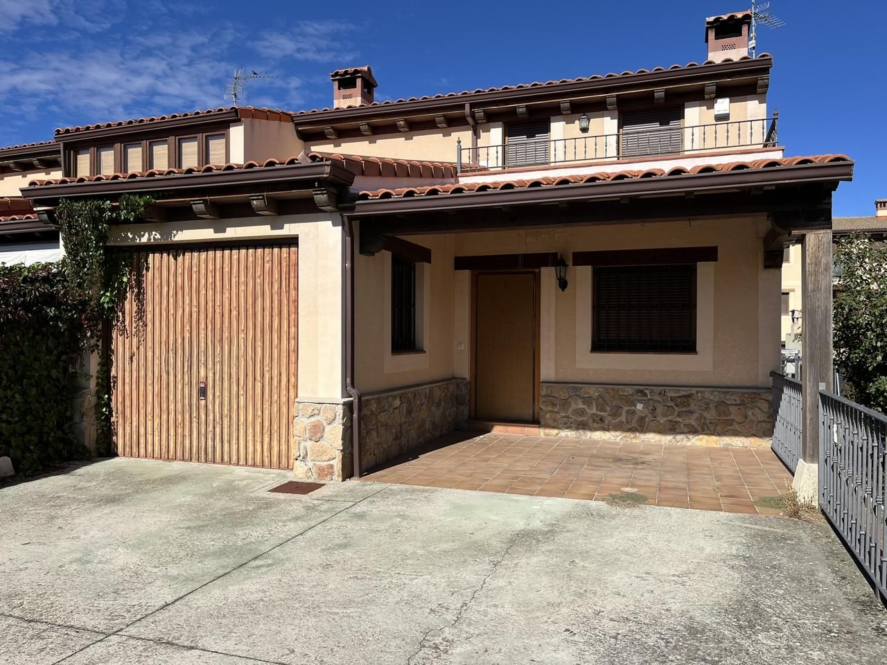 Exterior view of House or chalet for sale in Palazuelos de Eresma  with Private garden and Terrace