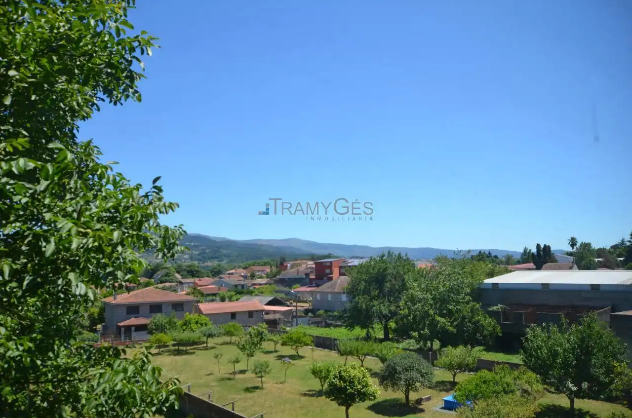 Piso en venta en Tui con Calefacción, Parquet y Trastero