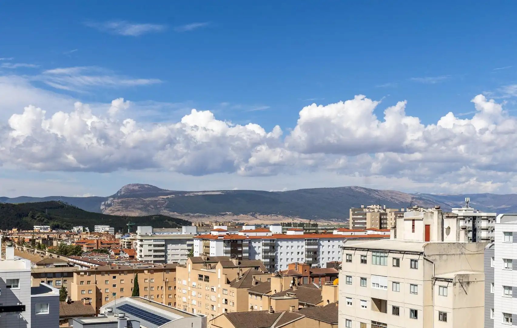 Vista exterior de Pis en venda en Barañáin / Barañain amb Calefacció i Balcó