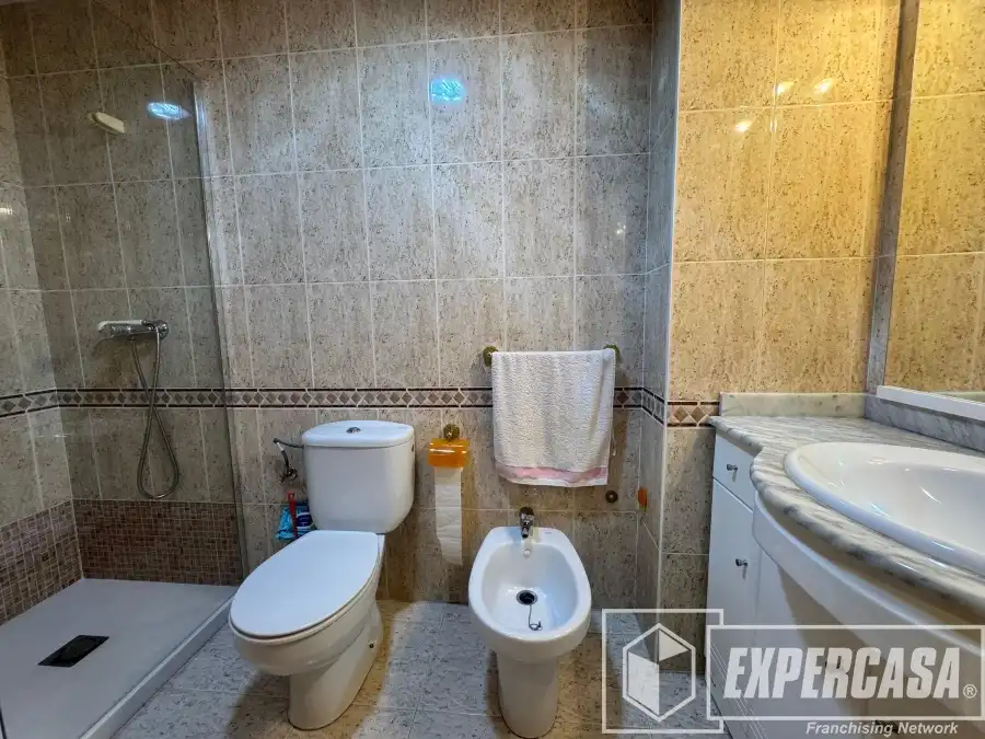 Bathroom of Flat for sale in Albal  with Air Conditioner, Terrace and Storage room
