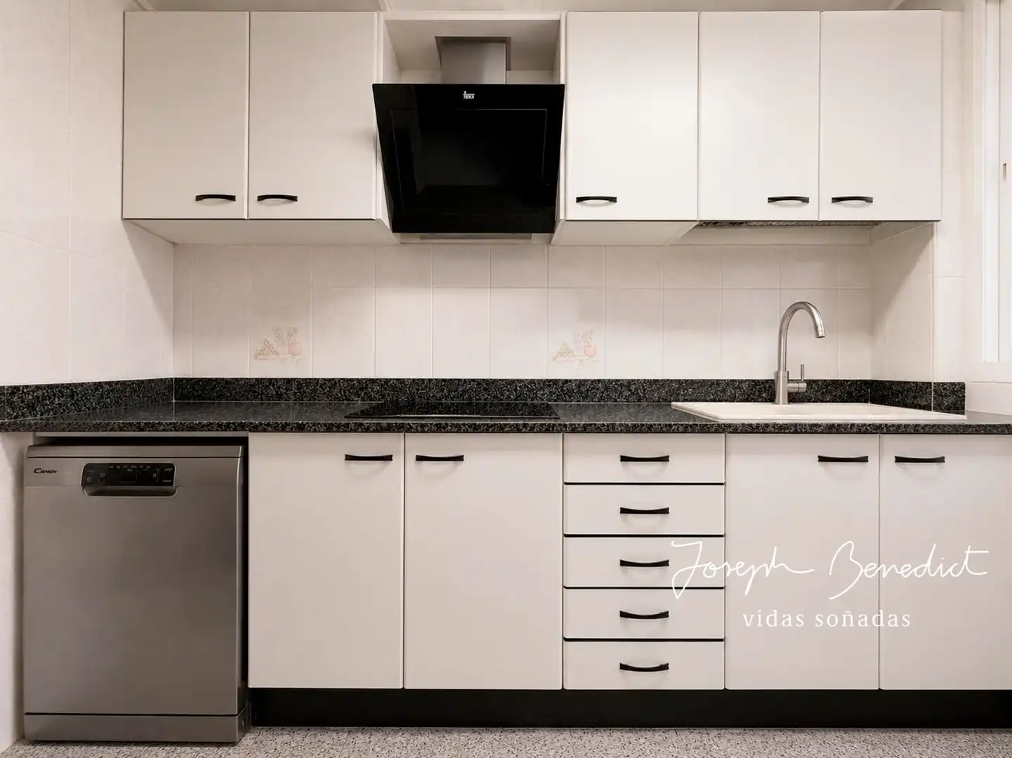 Kitchen of Flat for sale in L'Hospitalet de Llobregat  with Air Conditioner, Heating and Terrace