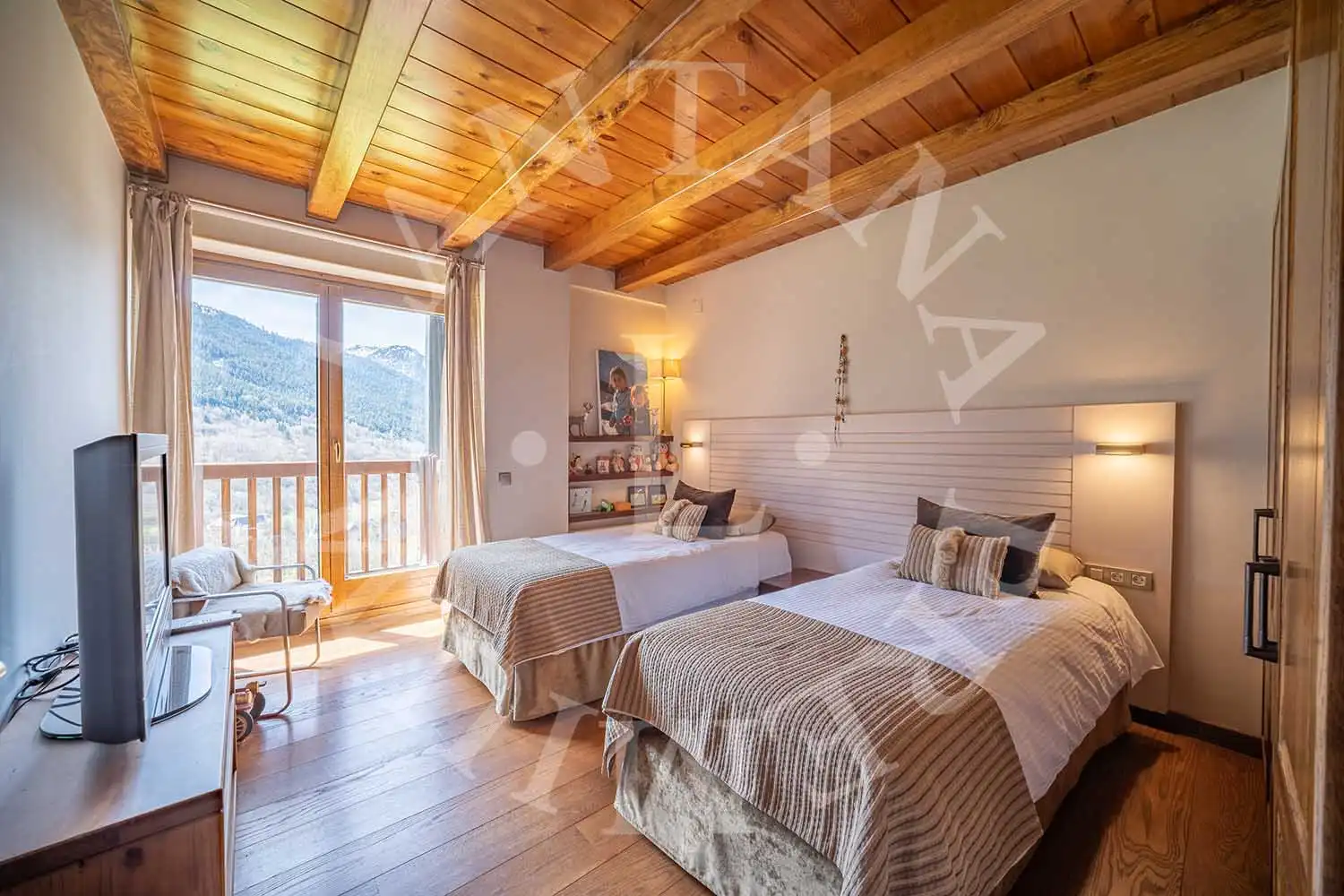 Habitación de Casa adosada en venta en Naut Aran con Calefacción, Jardín privado y Parquet