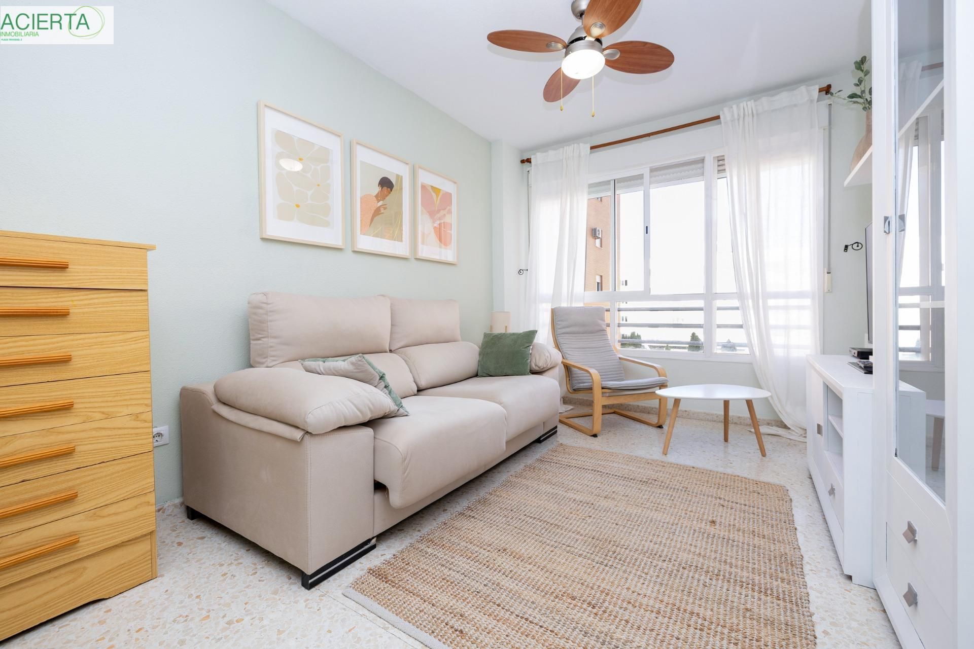 Living room of Flat for sale in  Granada Capital  with Heating, Terrace and Community pool