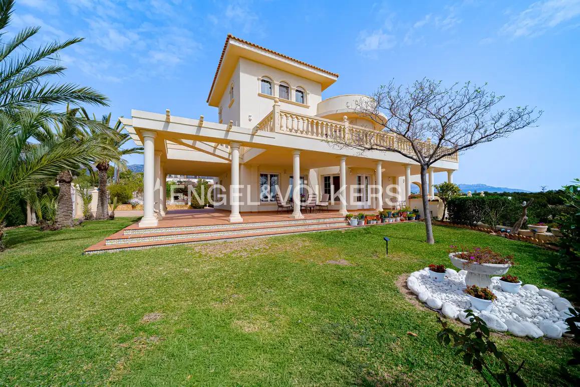 Casa con piscina en venta en Urbanizaciones, imagen 3