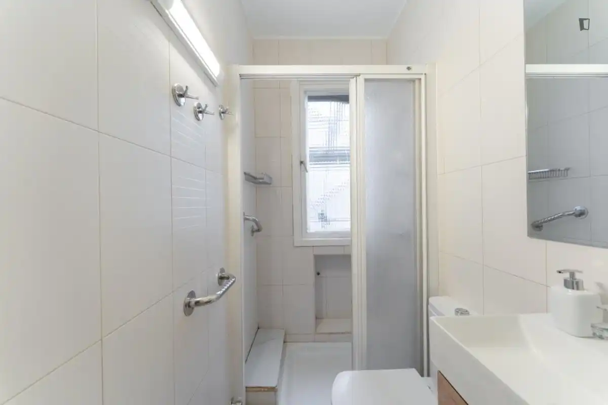 Badezimmer von Wohnungen zur untervermieten in Madrid mit Möbliert, Ofen und Waschmaschine