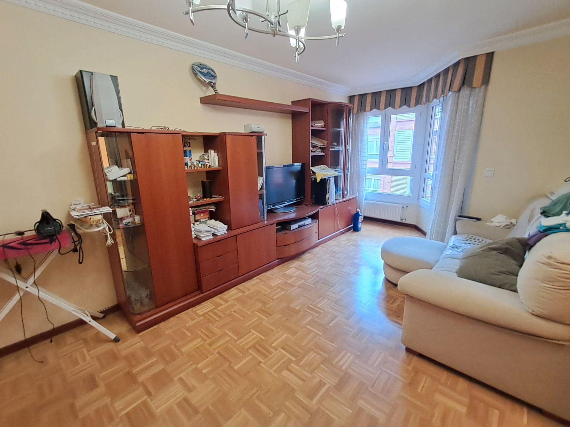 Sala d'estar de Pis en venda en Valle de Trápaga-Trapagaran amb Calefacció, Traster i Moblat