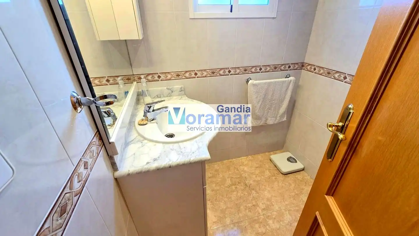 Baño de Apartamento de alquiler en Gandia con Aire acondicionado, Calefacción y Piscina comunitaria