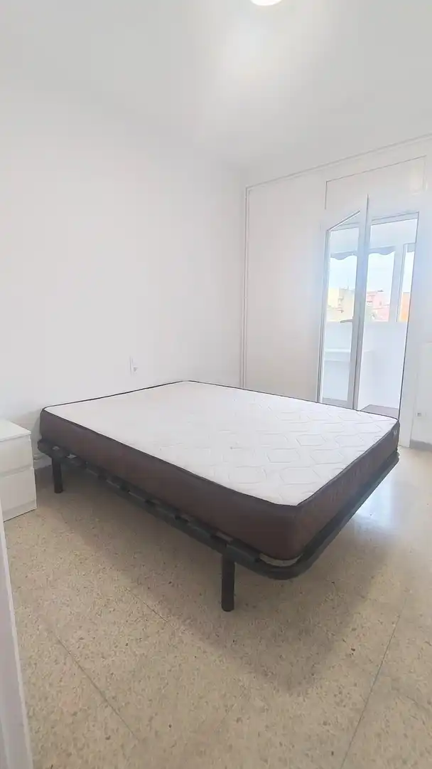 Schlafzimmer von Dachboden zum Verkauf in Girona mit Heizung und Möbliert