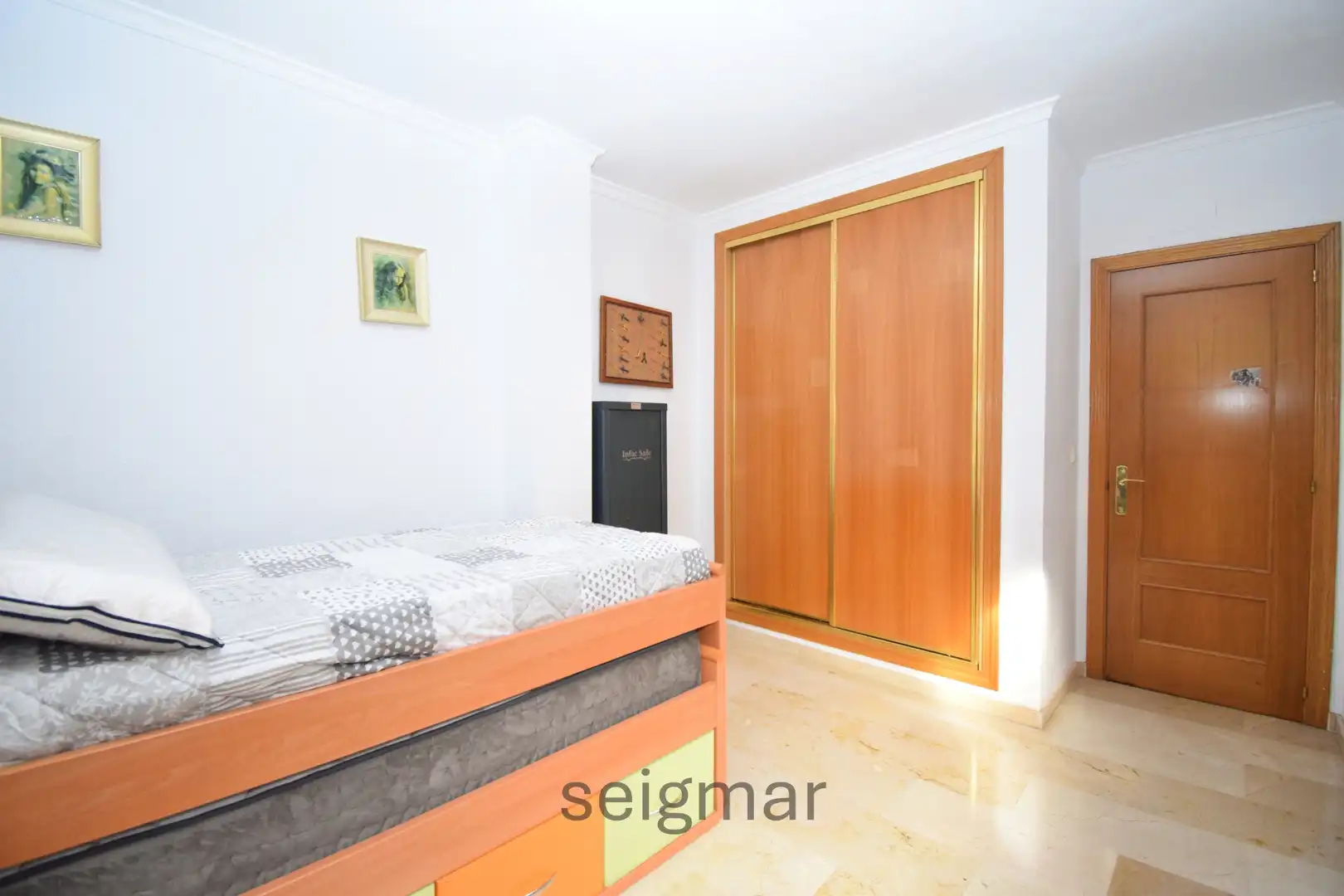Habitación de Casa adosada en venta en La Nucia con Terraza, Horno y Lavadora