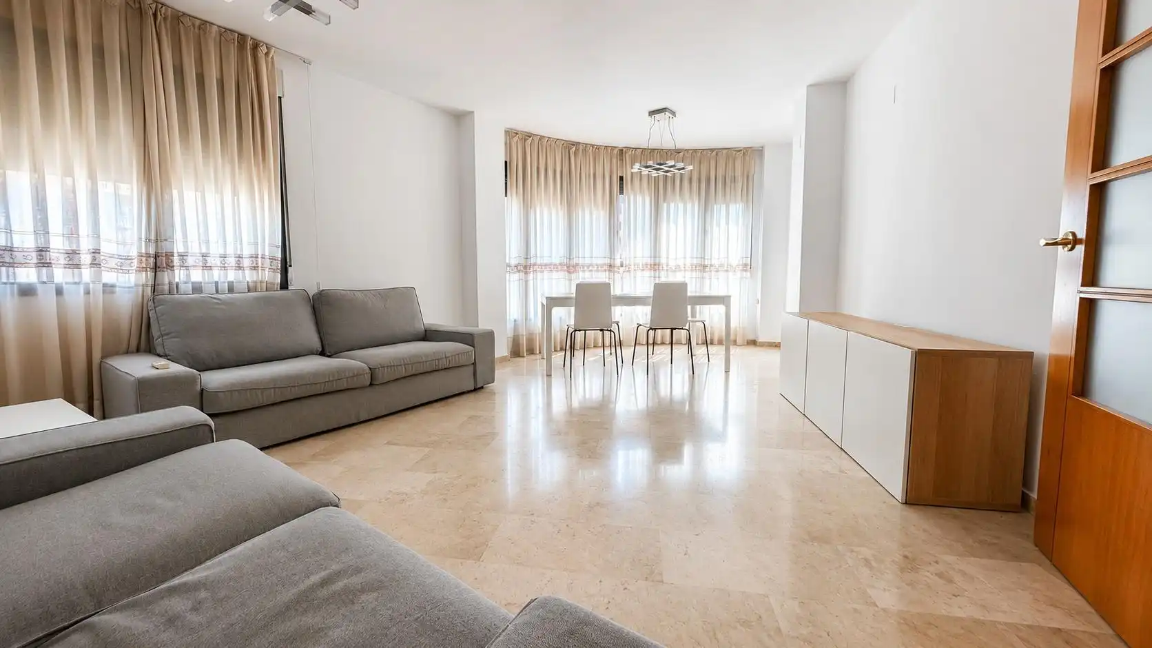Sala d'estar de Pis de lloguer en Valencia amb Aire condicionat, Calefacció i Jardí privat