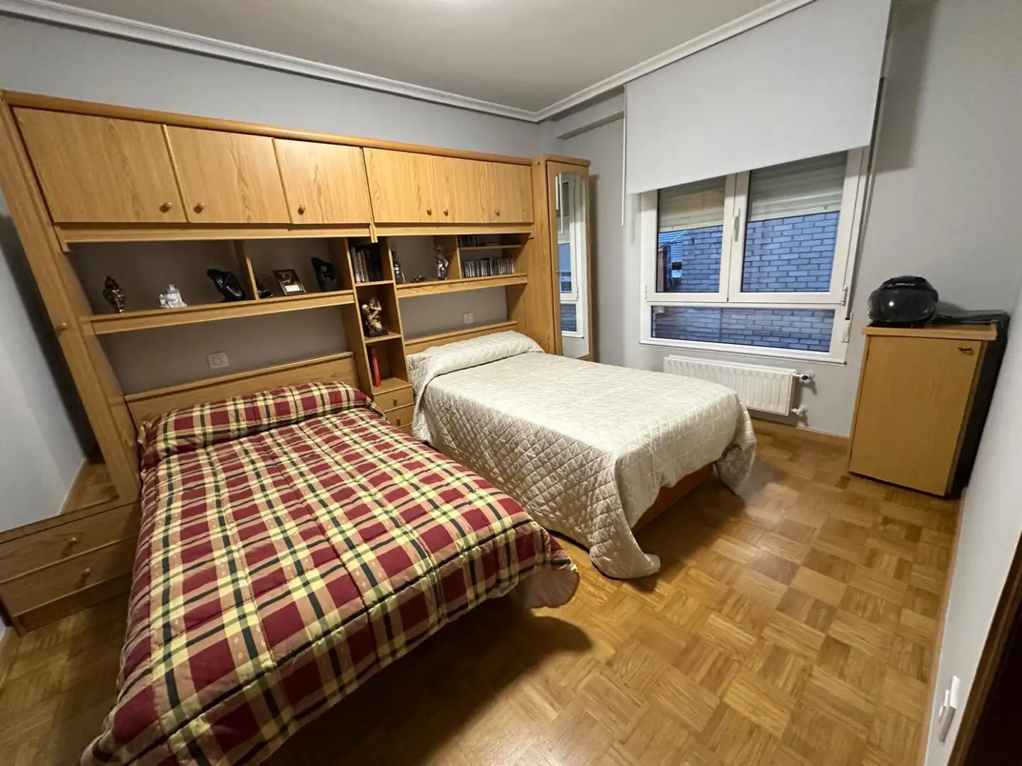 Dormitori de Pis en venda en Oviedo  amb Calefacció, Parquet i Traster