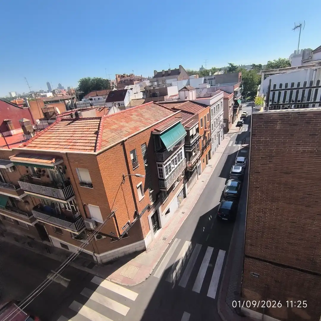 Außenansicht von Wohnung zum Verkauf in Madrid mit Klimaanlage und Balkon