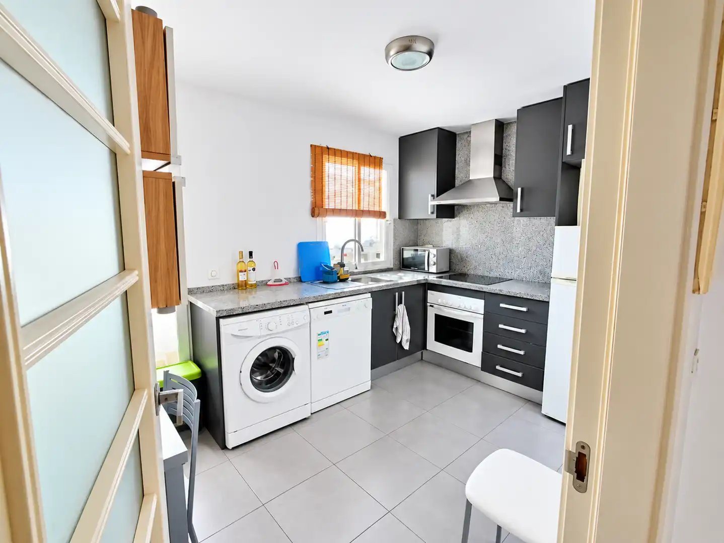 Cuina de Apartament en venda en Estepona amb Aire condicionat, Terrassa i Piscina