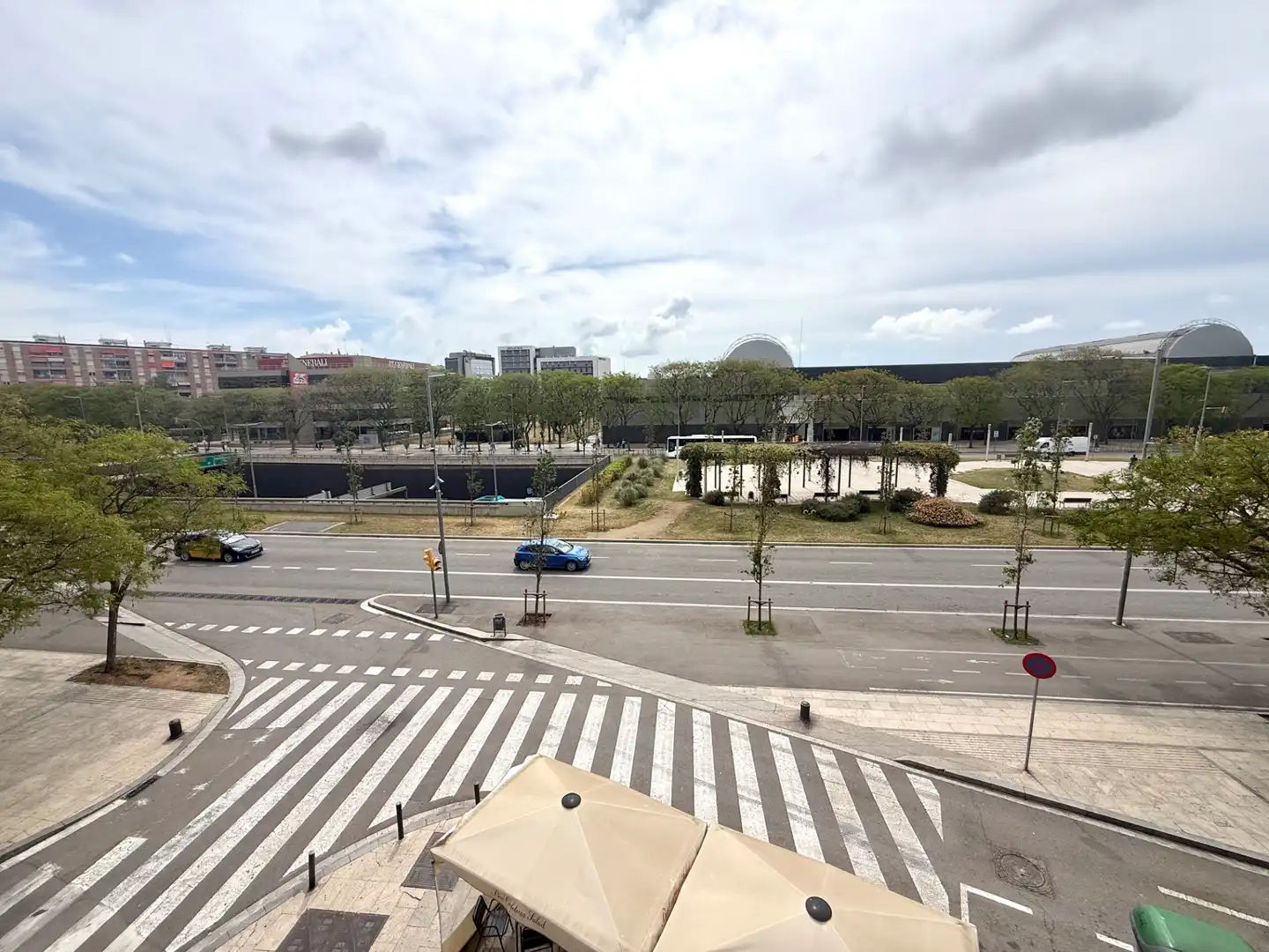 Exterior view of Flat for sale in L'Hospitalet de Llobregat  with Air Conditioner, Heating and Oven