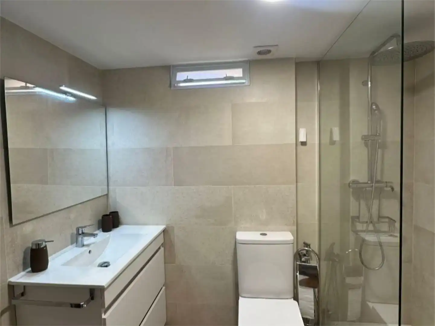 Badezimmer von Erdgeschoss zur Miete in Oliva mit Klimaanlage